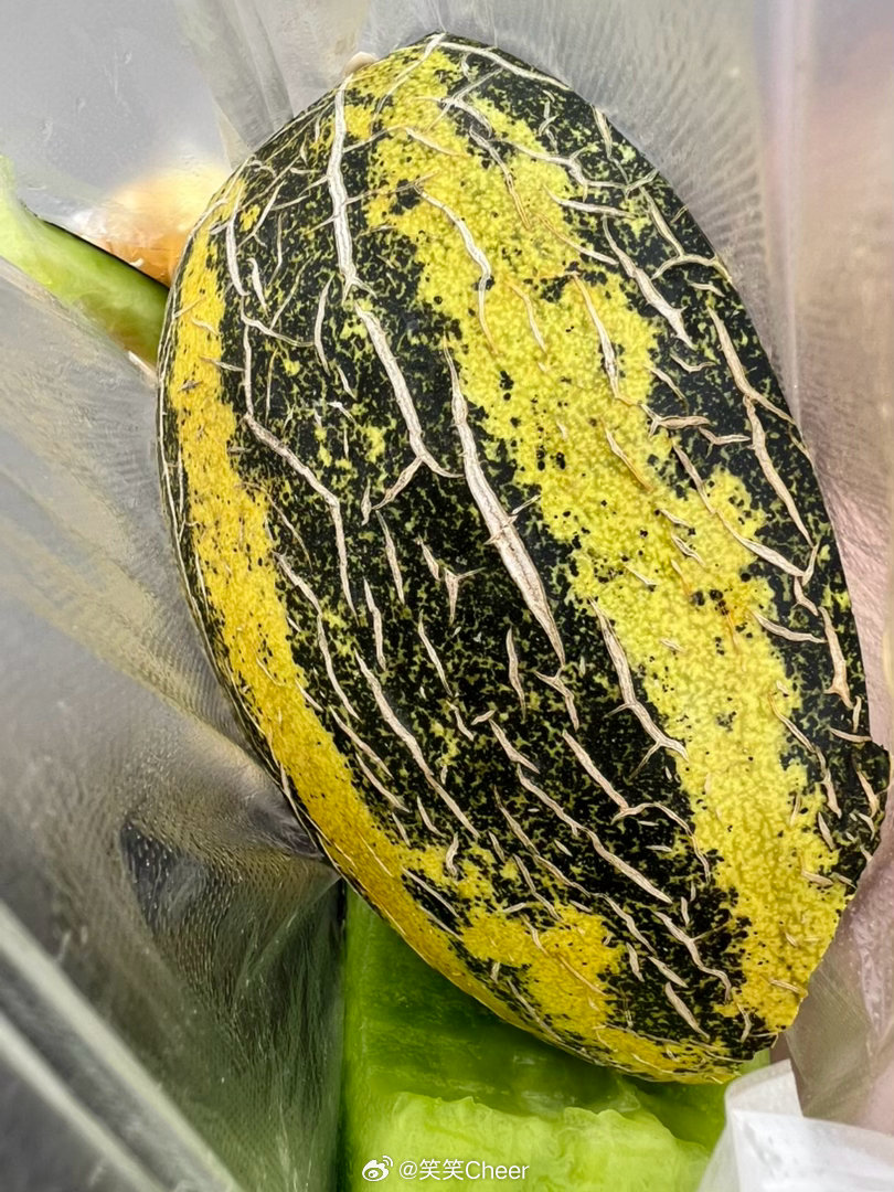 这个瓜是什么品种，口味好寡淡，口感也一般。市场门口买的，难得碰到这么不地道的大爷