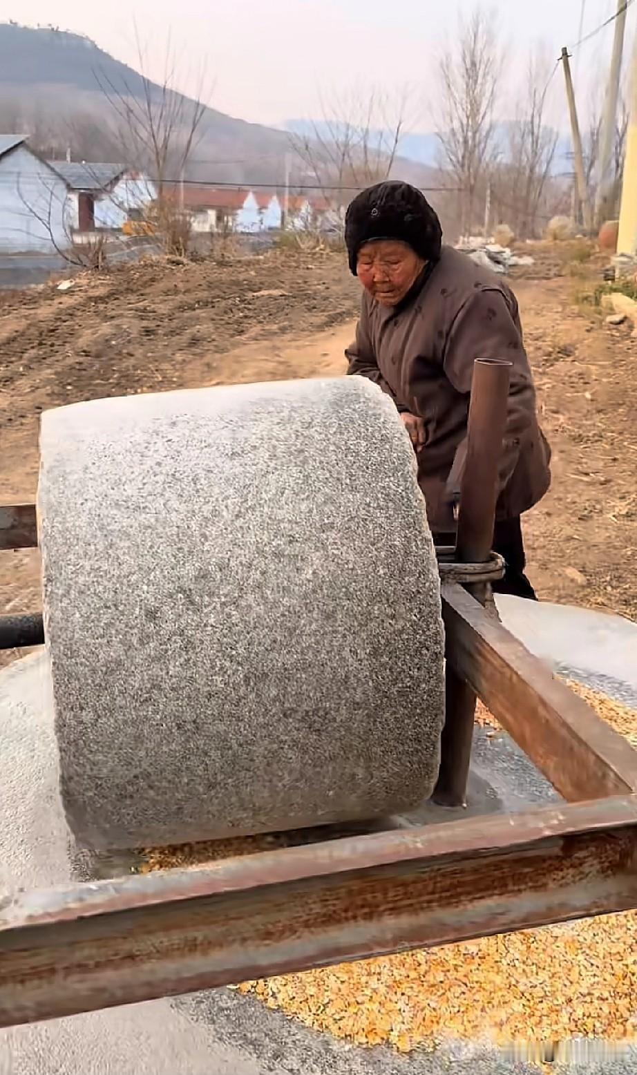 老奶奶91了，身体非常好，还能推碾子，现在年轻人都不知道这叫碾子，过去我们小的时