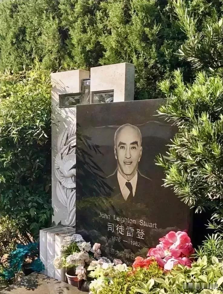 他还能是小众名人？
一篇别了司徒雷登，
直接让他名垂青史，
名气和白求恩并列。