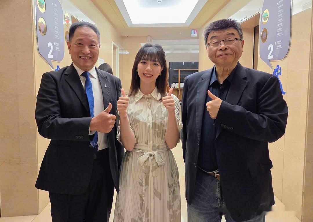 张延廷与主播名嘴们的合影
作为台湾省知名度较高的军人出身的名嘴，张延廷相对来说是