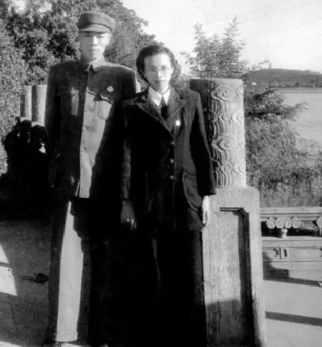 1949年南京刚破城，总统府前出现极度反常的一幕。一位穿旗袍的贵妇走到门前，对哨