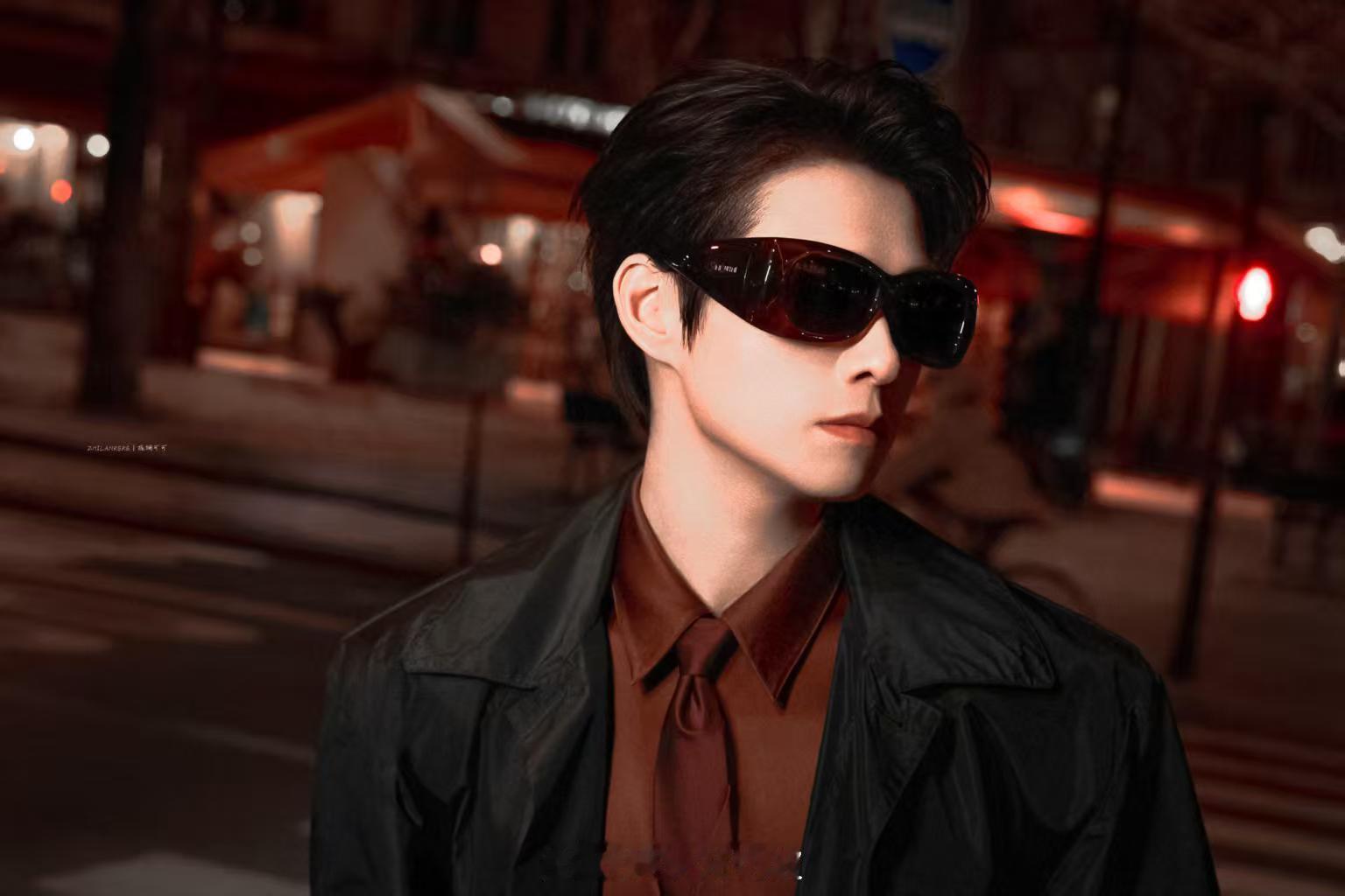 魏大勋 哪里摔倒哪里叭魏大勋的名场面又+1！摔倒后淡定爬起整衣服，试图帅气收场，