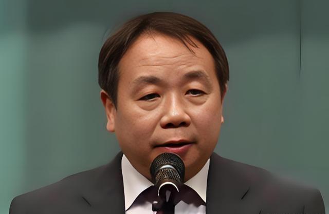 为高市早苗出谋划策的两个中国败类，分别是石平太郎和矢板明夫，二人都靠背叛祖国、抹