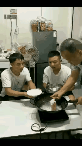 这个玩笑开的也太大了吧？恐怕连朋友都没得做了。

三个男人在一起吃面条，其中年纪