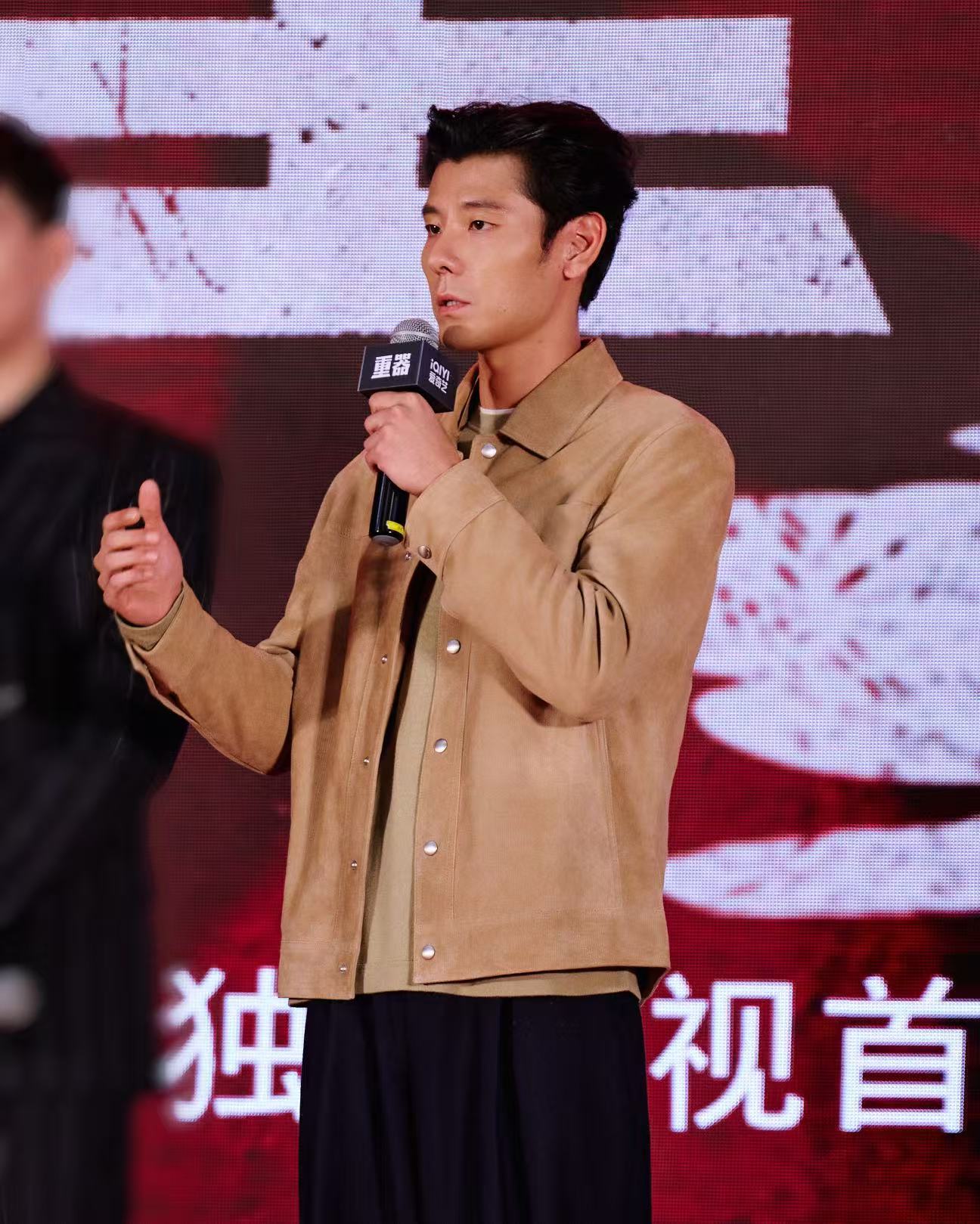 蒋奇明忙完你的忙你的妈耶《欢迎来龙餐馆》昨天定档《重器》今天也官宣定档了！眼睁睁