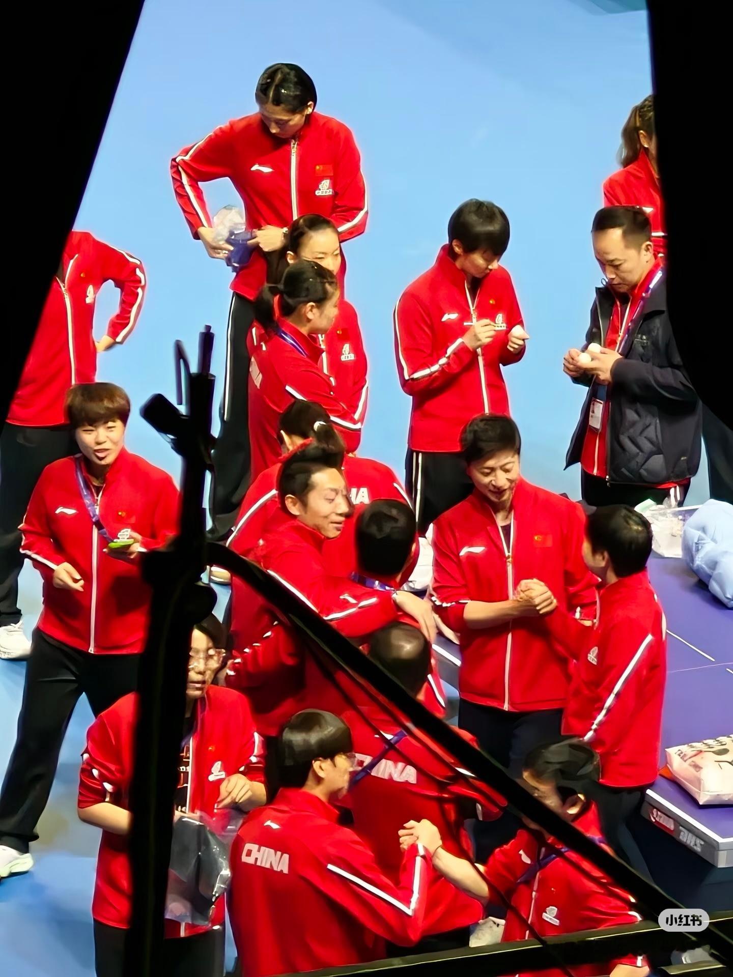 马龙 第一个背影是姐夫吗（？）后面也有和莎姐击掌互动hhhh真好 恭喜大家 