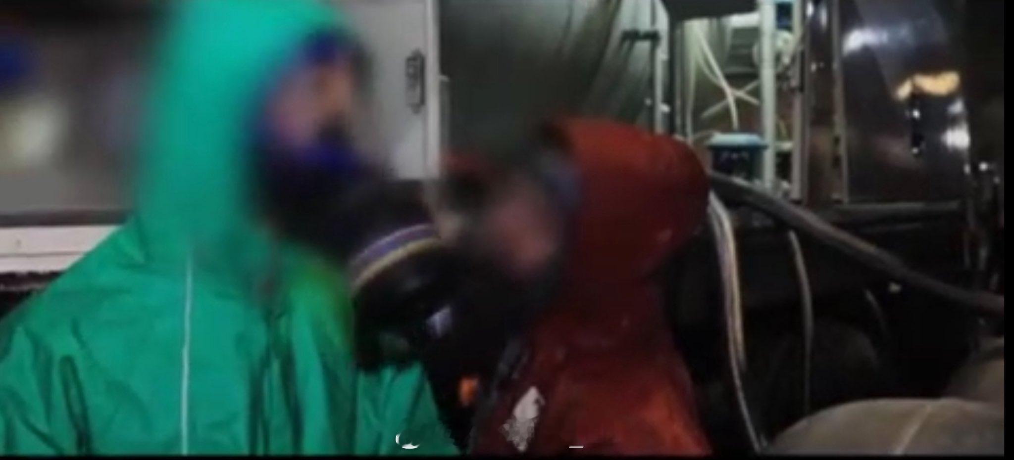 伊朗革命卫队导弹部队的液体燃料加注员，这个岗位有点危险。 