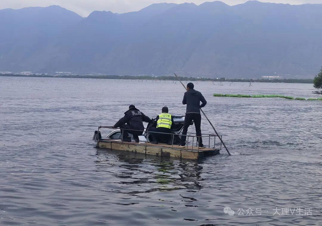 [震惊][震惊][震惊]惊险！一车辆不慎开进洱海，司机被困，民警紧急救援→这事儿