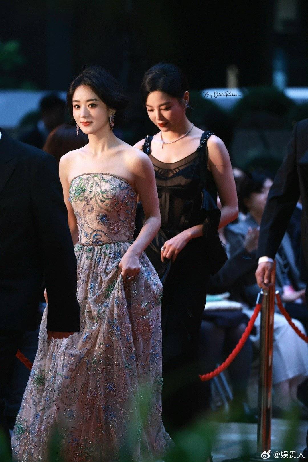 全体起立！祝贺中国女演员闪耀东京，赵丽颖辛芷蕾合体走红毯，今天的美图对我眼睛太友