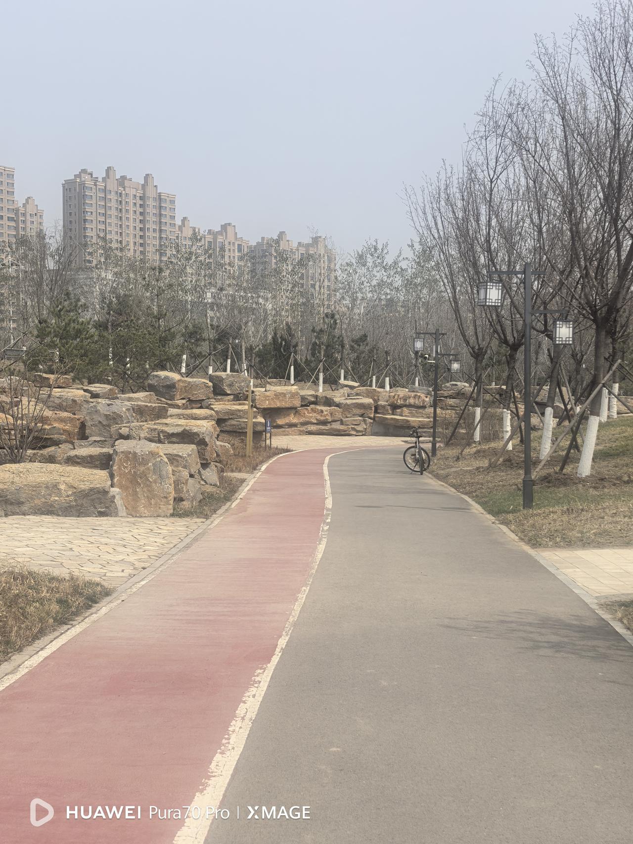 今天去接外孙放学，遇到几个老熟人，有的已经退休几年，有的刚退休不久。这是一种新的