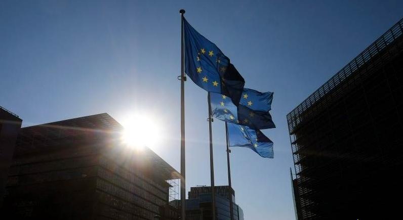 据Politico报道，欧盟政府正在采取谨慎立场，密切关注美国总统唐纳德·特朗普