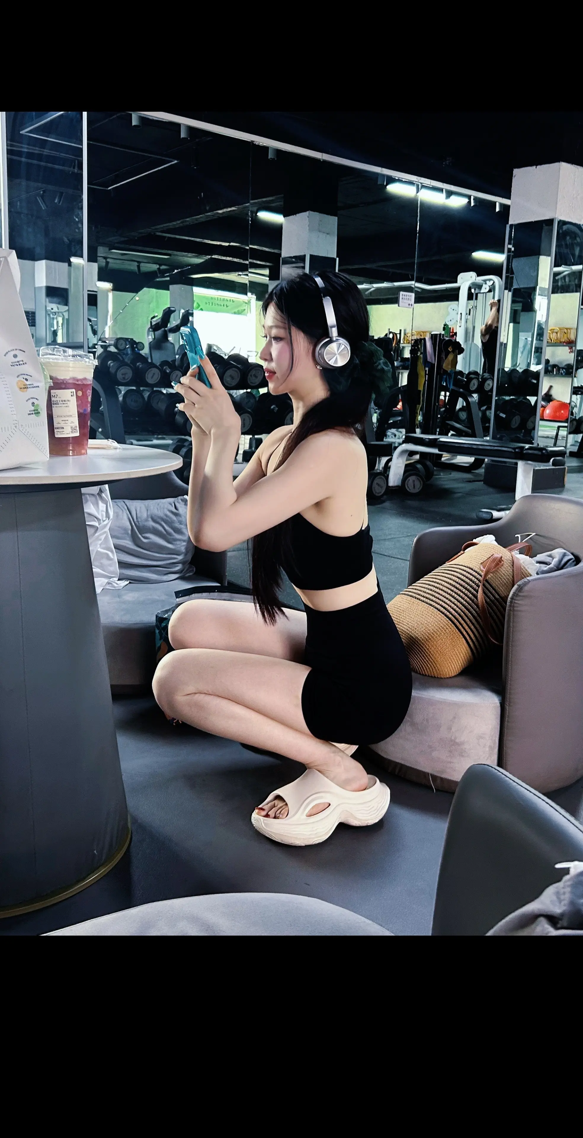 还好自己有赚钱的能力 不然我要他买秋天的第一杯奶茶 他又该说我物质了