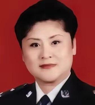1988年，女警王玉荣结束卧底任务未换警服，遭两名壮汉强行塞进出租车，脖子被歹徒