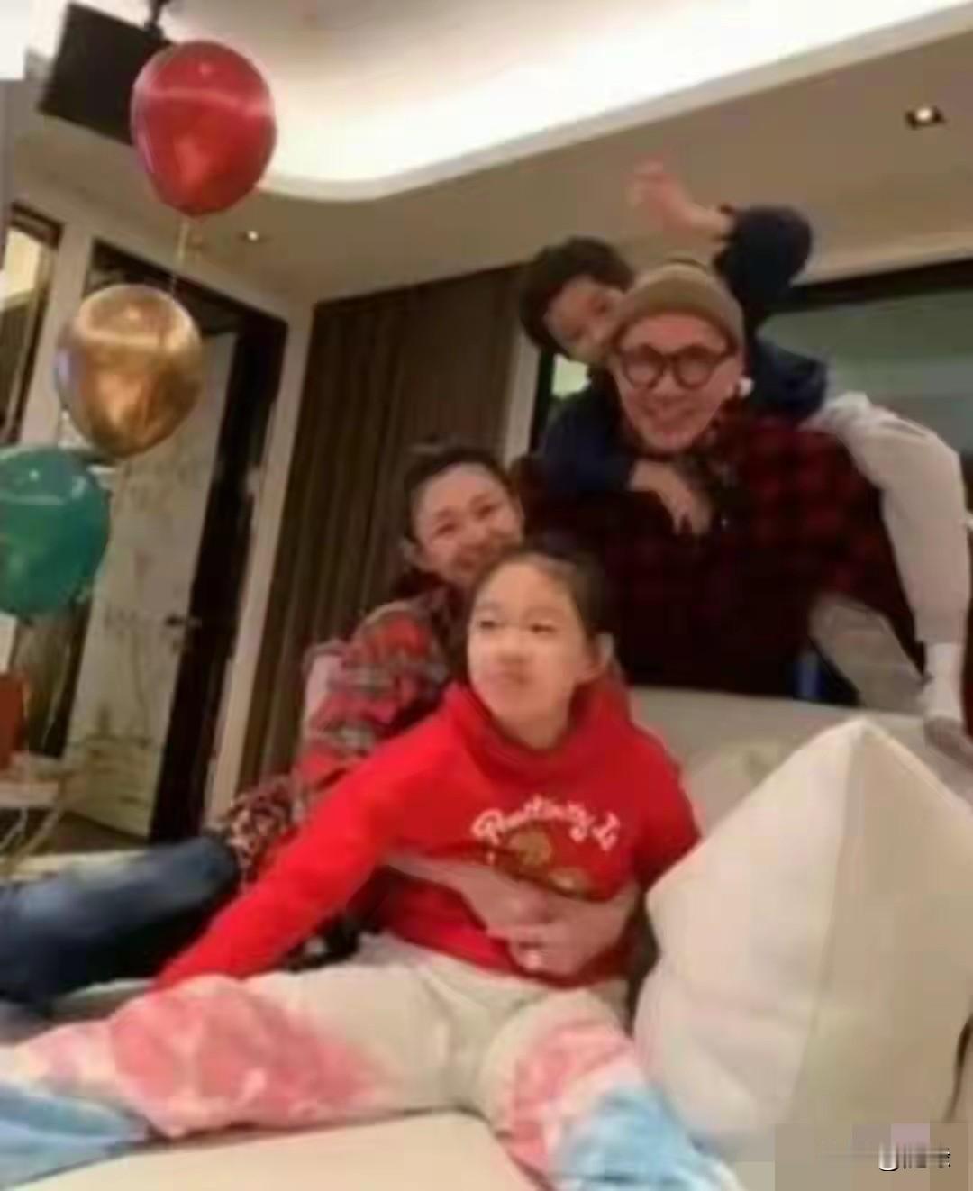 这是大概是网友，反感大S的原因之一吧！
膈应前夫有点狠，过年发“全家福”照片给前