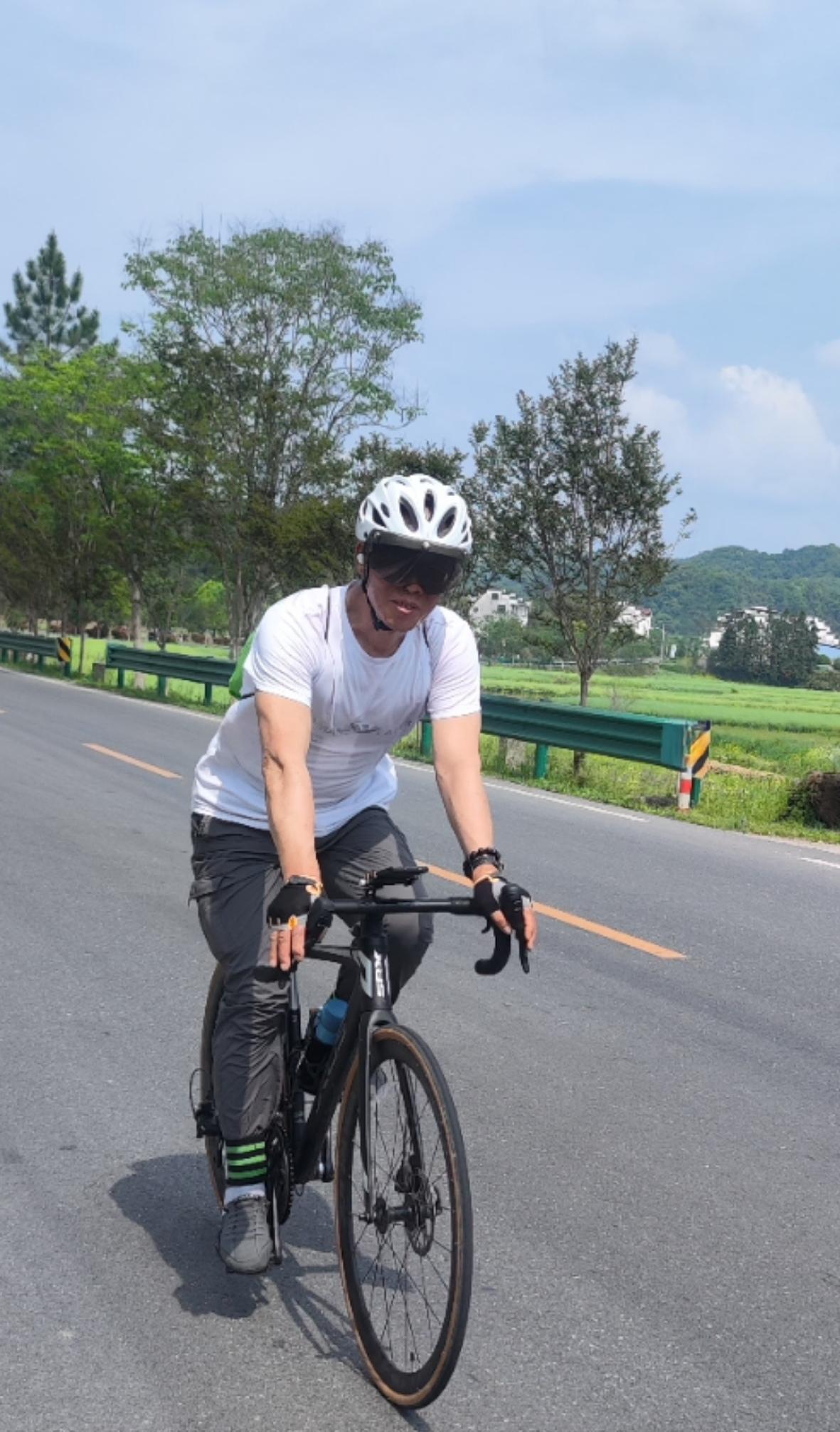 真的不喜欢摆拍
骑行是运动
运动中的照片
才体现运动精神
只是
抓拍要技术
更要