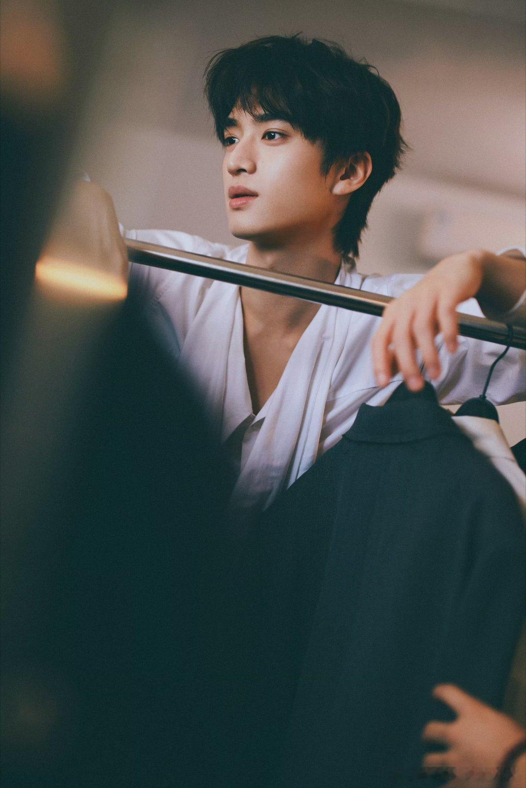 张康乐 VOGUE 花絮图，这身怎么样？[好运连连][好运连连] ​​​