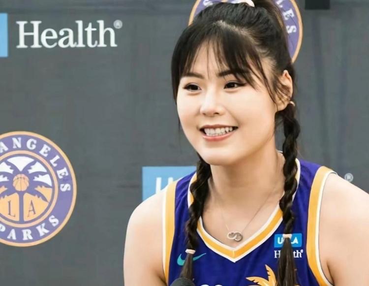 对手还没碰上，美国女篮主教练先把一个上不了场的中国球员，夸了个遍。
说的是李月汝