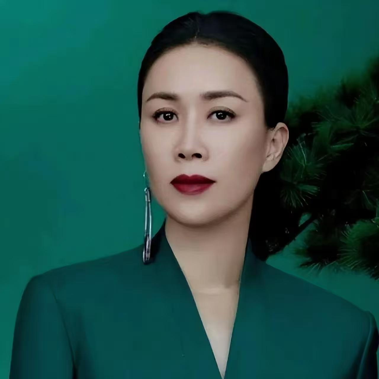 如果世上有后悔药，

最先抢着吃的肯定是那英。

她千不该万不该，不该在直播连线