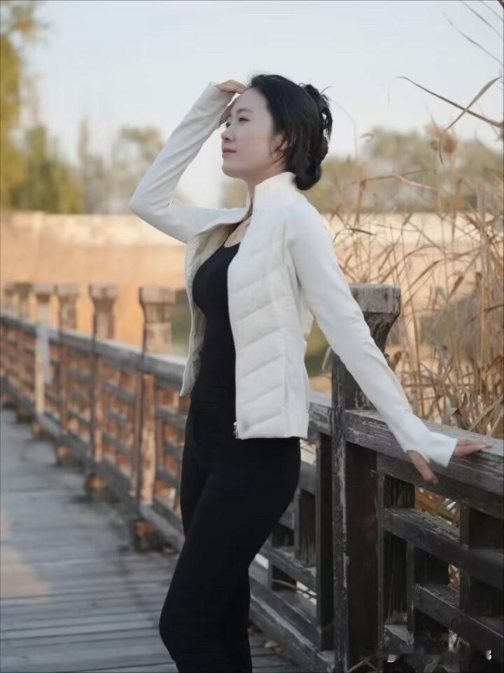 迟到的反馈，和过期的情绪，是不匹配的；执迷不悟，是最荒唐的浪漫与忠诚；每一个决定