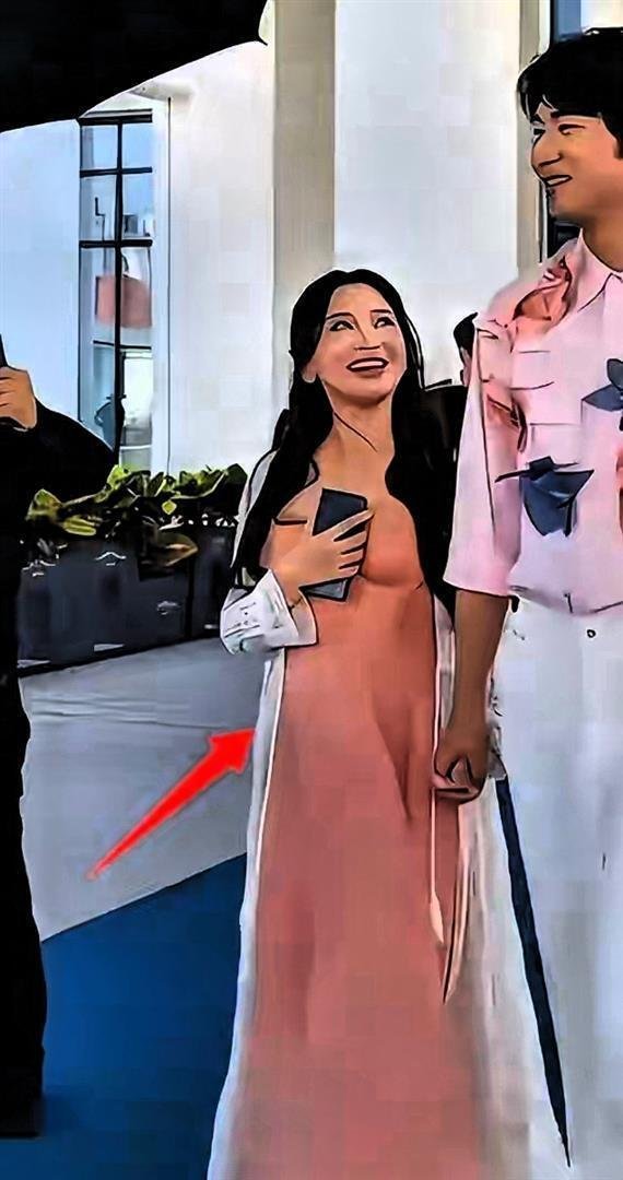 45岁金莎近照曝光 脸肿肚凸认不出！网友惊呼：这孕相太明显了吧？ 