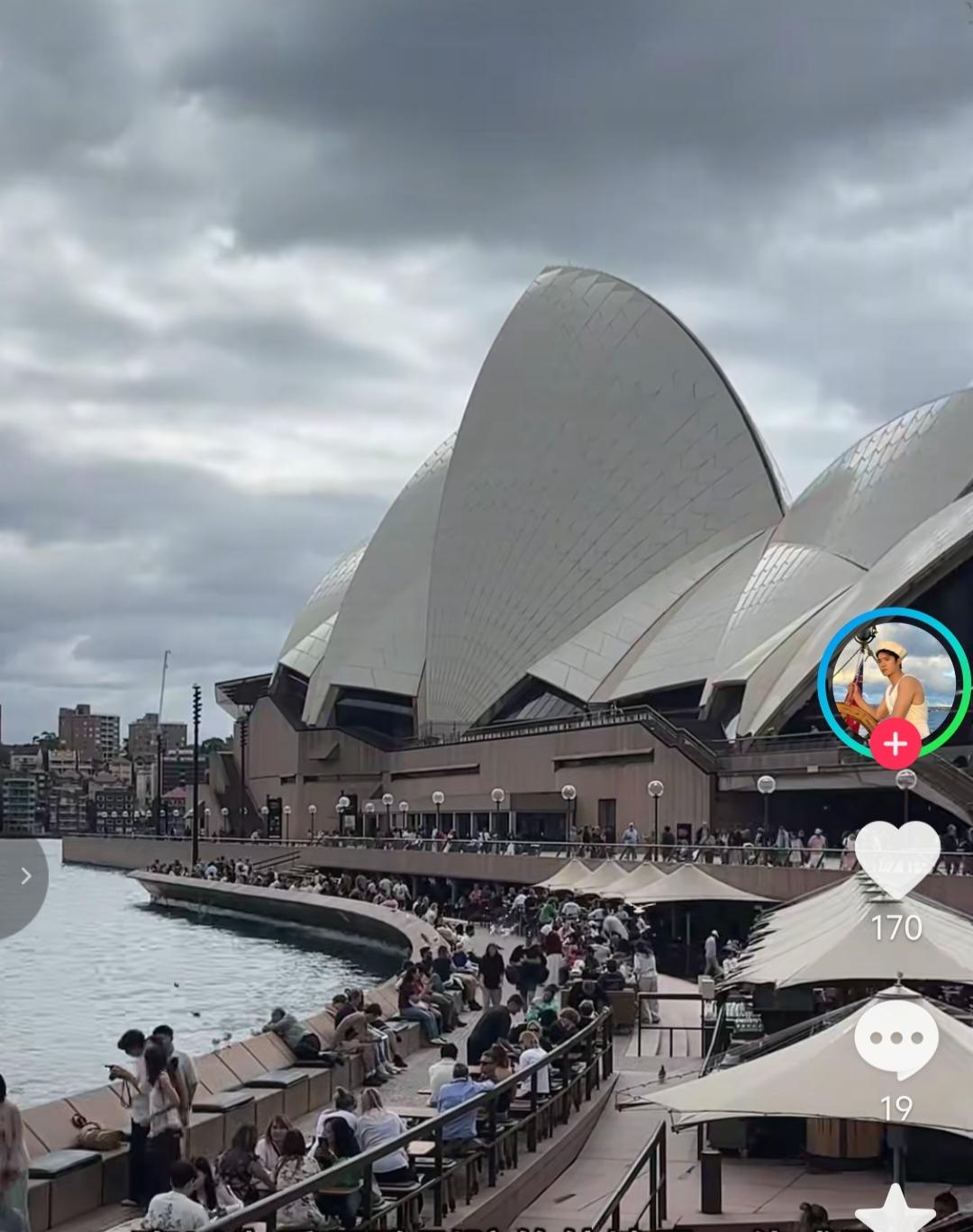 去过悉尼歌剧院的人嘴真严，原来一直以为悉尼歌剧院是一体成型的，就是一大块白色的建