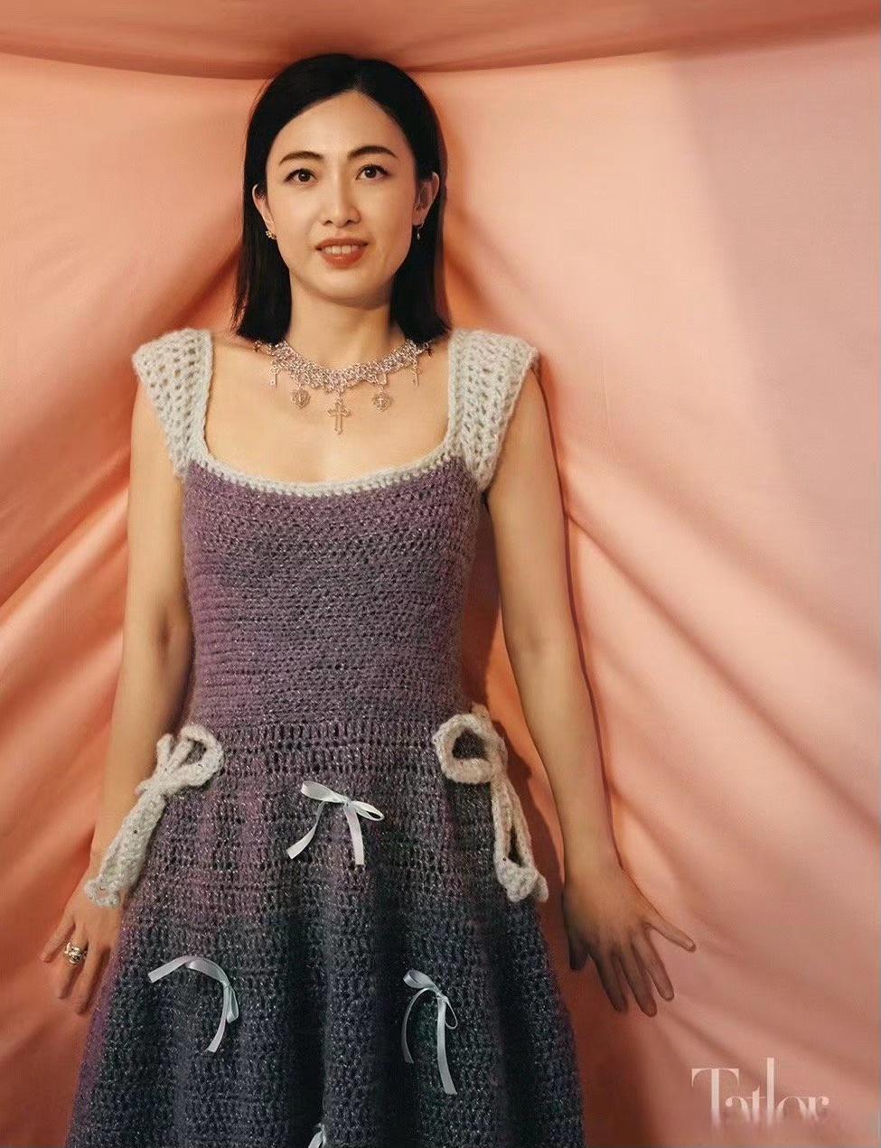 甘比穿着她自己织的毛衣拍杂志大片，全世界都知道她不缺奢侈品，但她偏偏爱毛线，还在