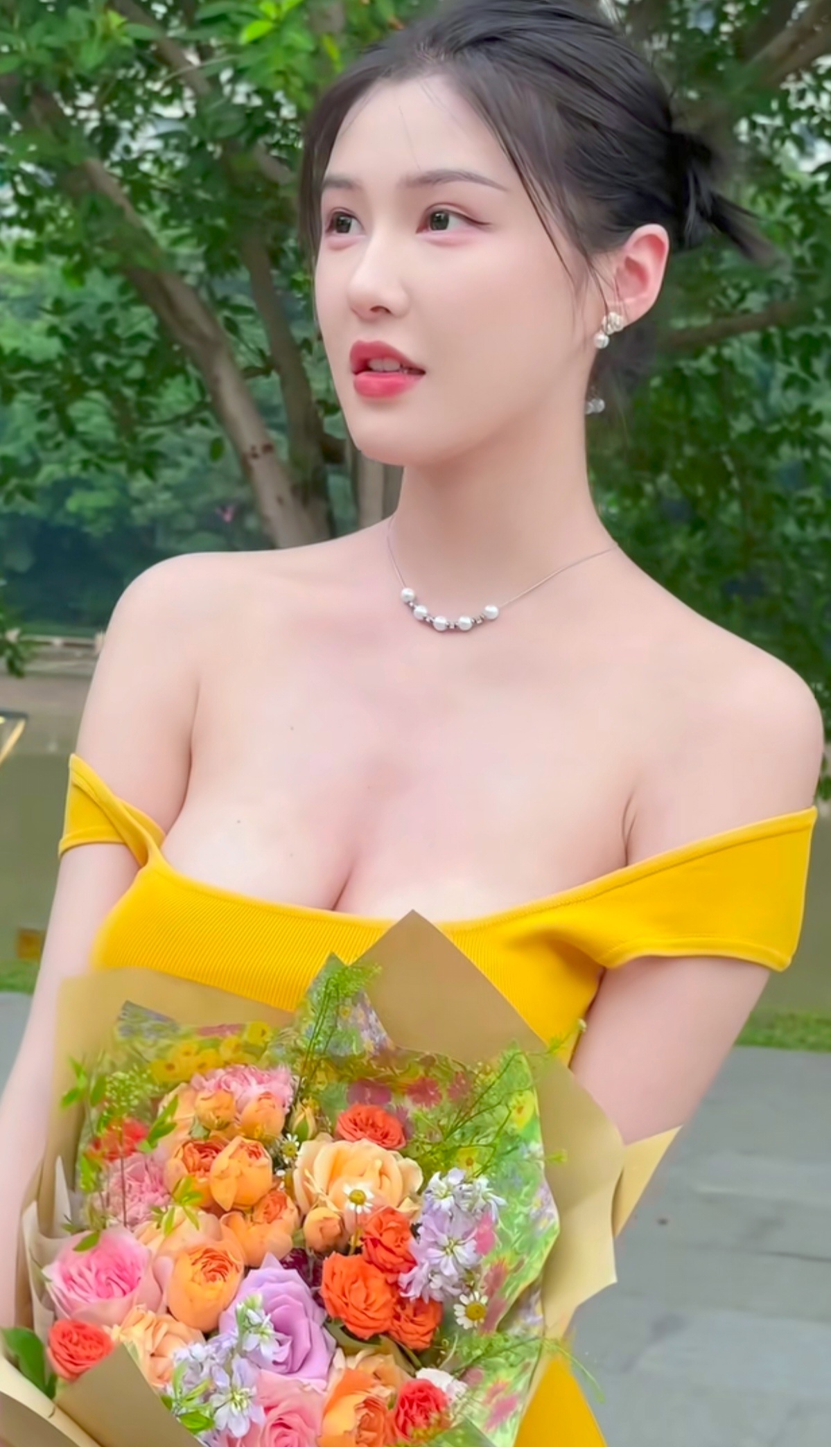 我觉得这热搜来得挺有意思！大家都在夸黄灿灿“松弛感”“没架子”，带着浪姐限定团B