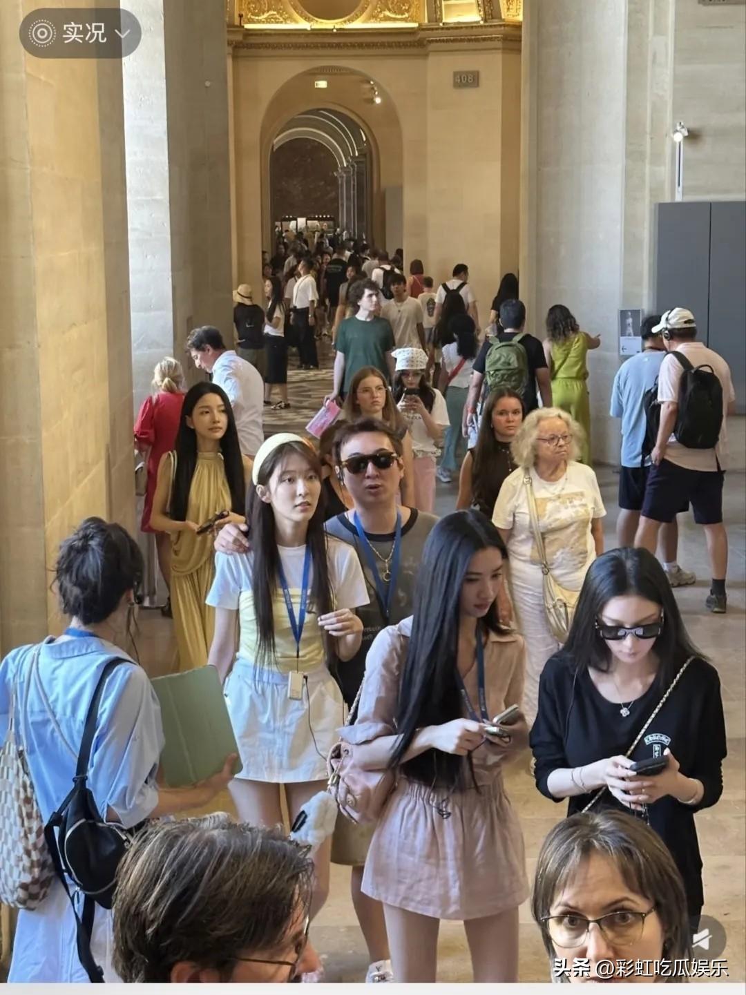 王思聪又换女友了？网友在卢浮宫偶遇王思聪带着五个女孩游玩，每个女孩都很漂亮，都不