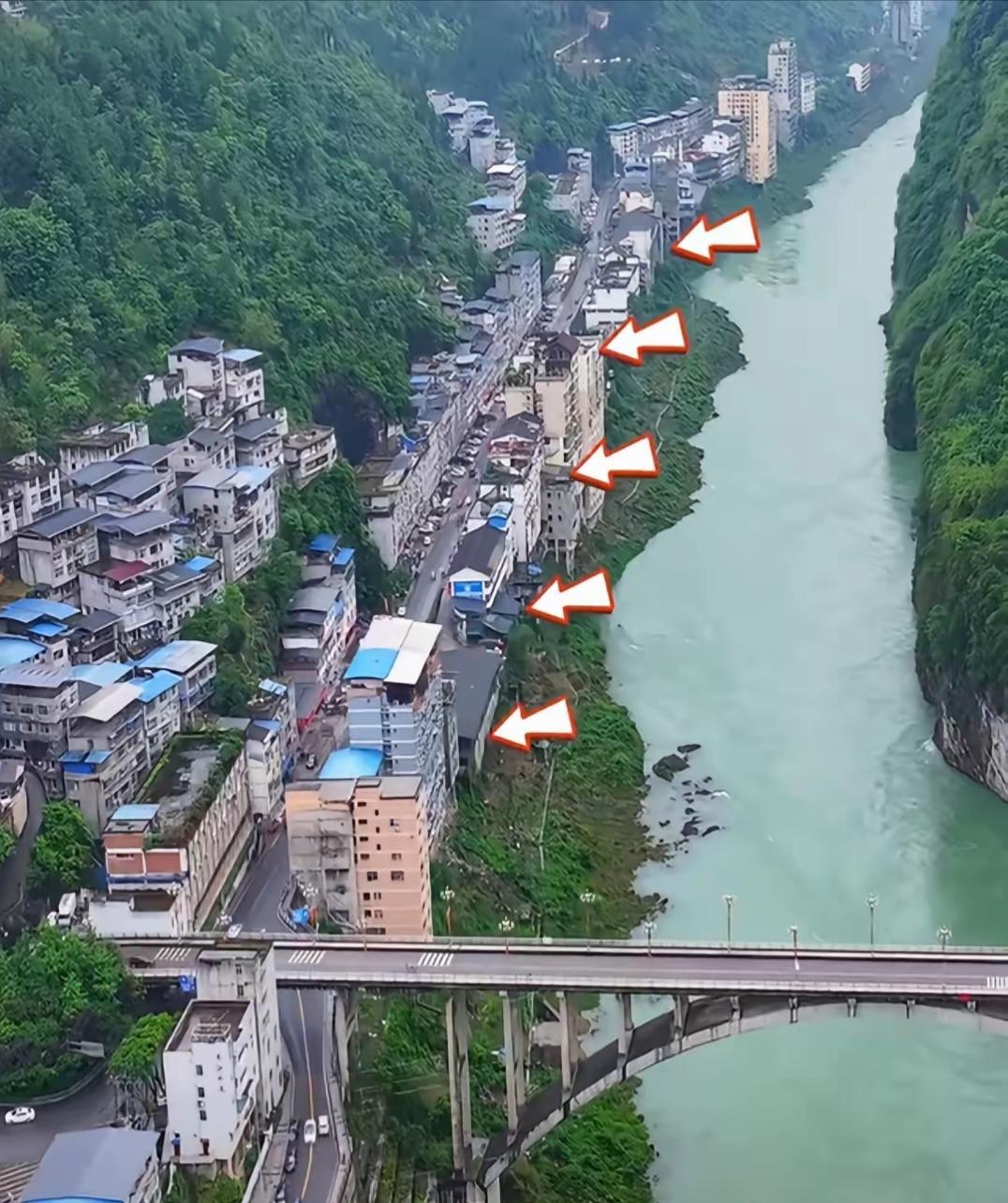 像彭水这种依山傍水而建的房子，在全国其实并不少见。受地理条件所限，要是有更多平地