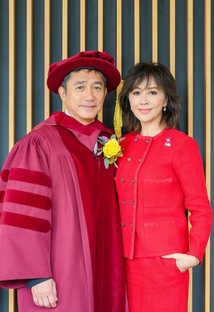 今天梁朝伟和刘嘉玲一起亮相香港科技大学学位颁授典礼，这次梁朝伟获得了文学荣誉博士