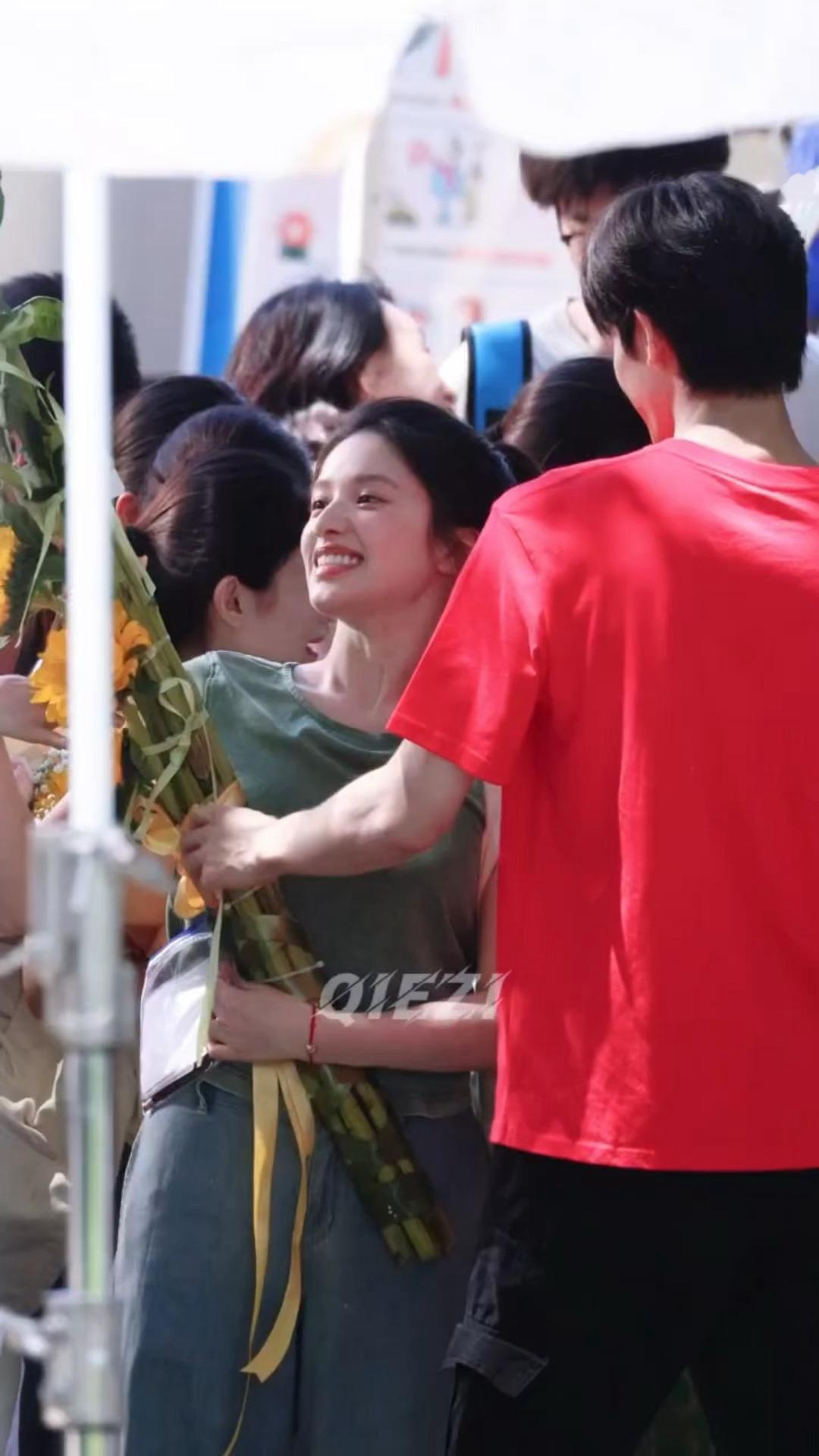 一举夺“葵”，哥妹特别美好的画面🥰野狗骨头宋威龙给张婧仪送向日葵 ​​​