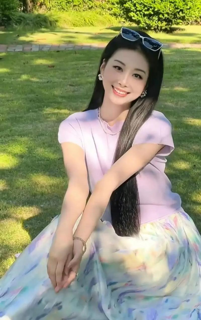一个幸福的女人说：找一个会把雨伞叠的整整齐齐的人，
找一个拿东西然后放回原位的人