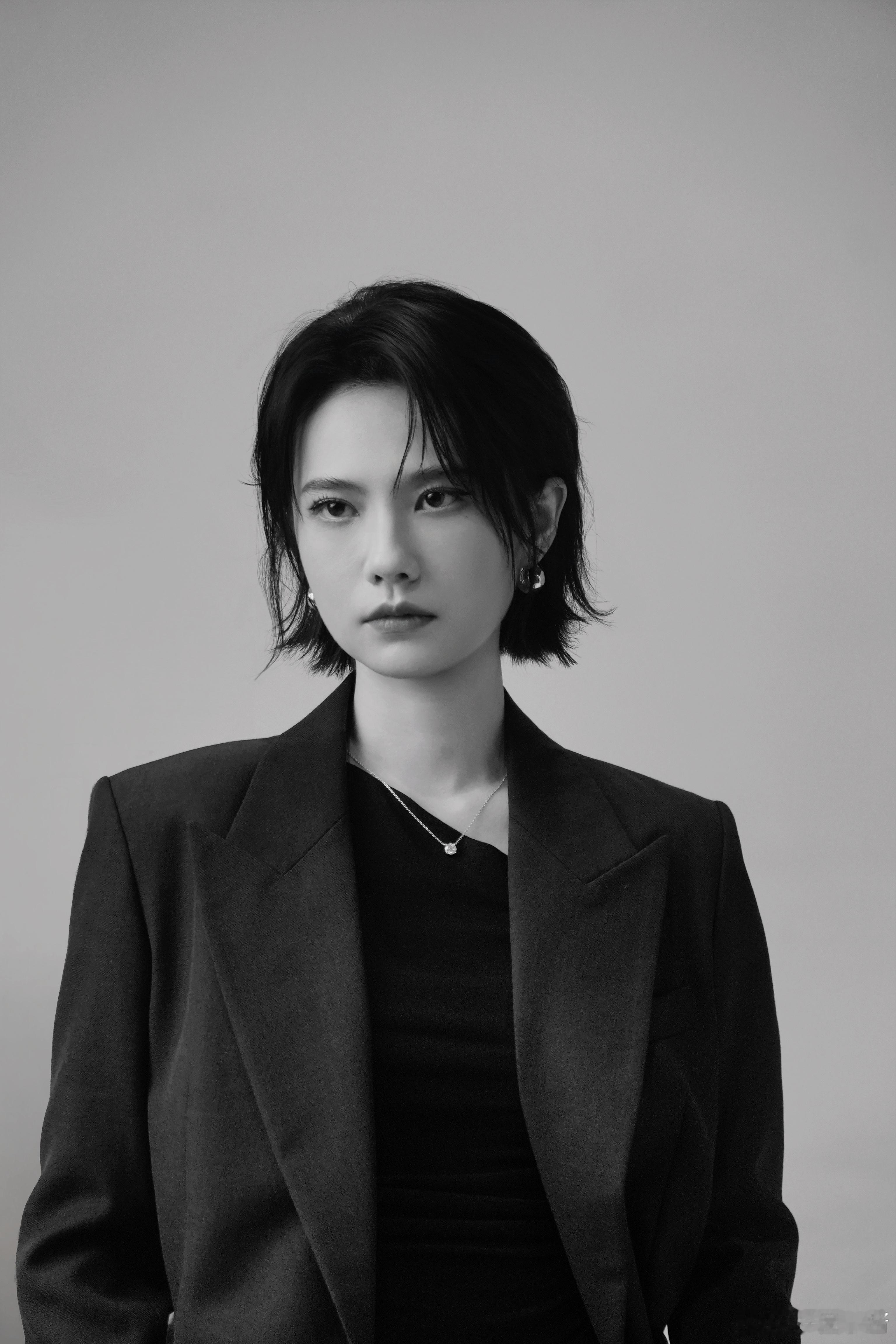 从红月开始官宣感觉姜珮瑶饰演的陈菁也是特别的英姿飒爽，而且隔着屏幕都能够感受到姐