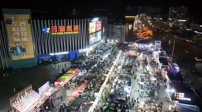 位于济南市天桥区小清河与无影山北路交叉口的月星夜市集，于4月10日晚正式重装开市