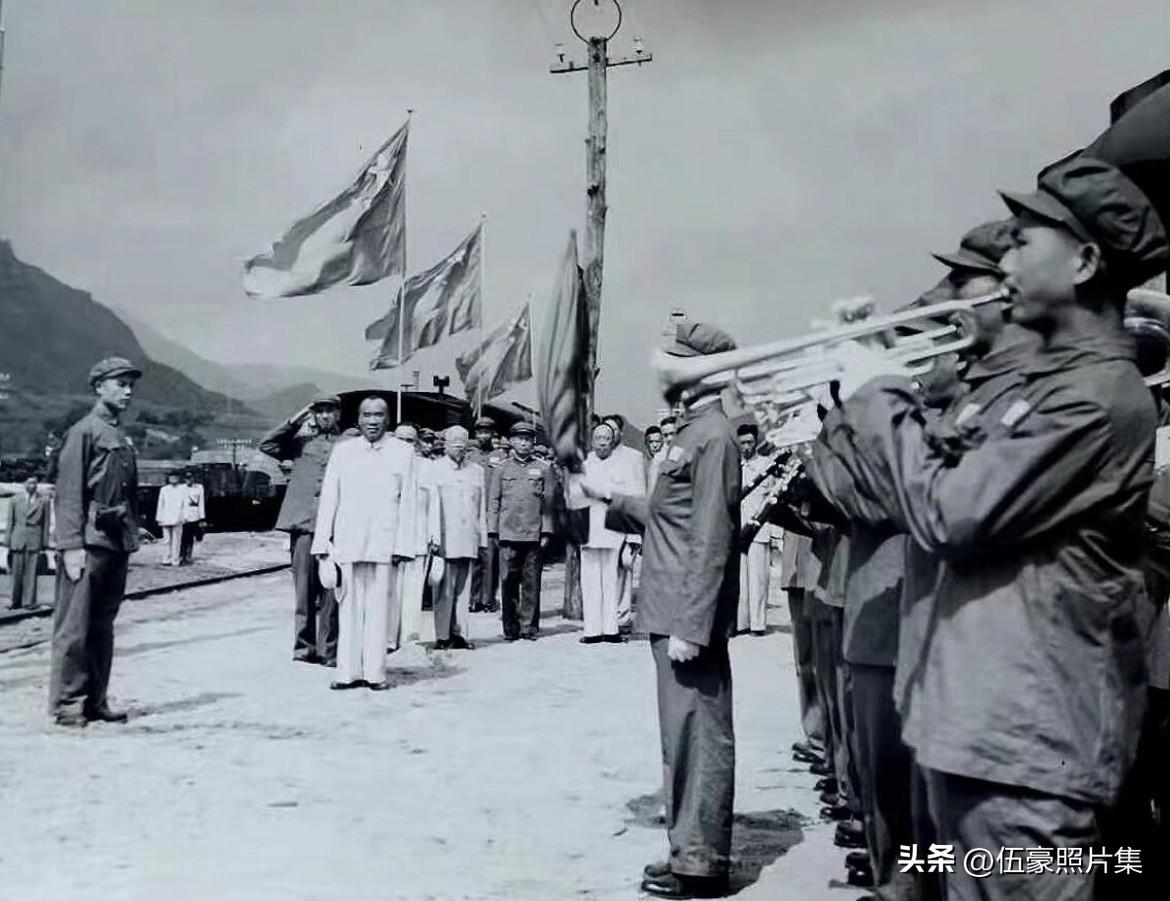 1955年8月16日，志愿军总部在朝鲜仁坪车站欢迎朱德副主席仪式。这张照片我是在