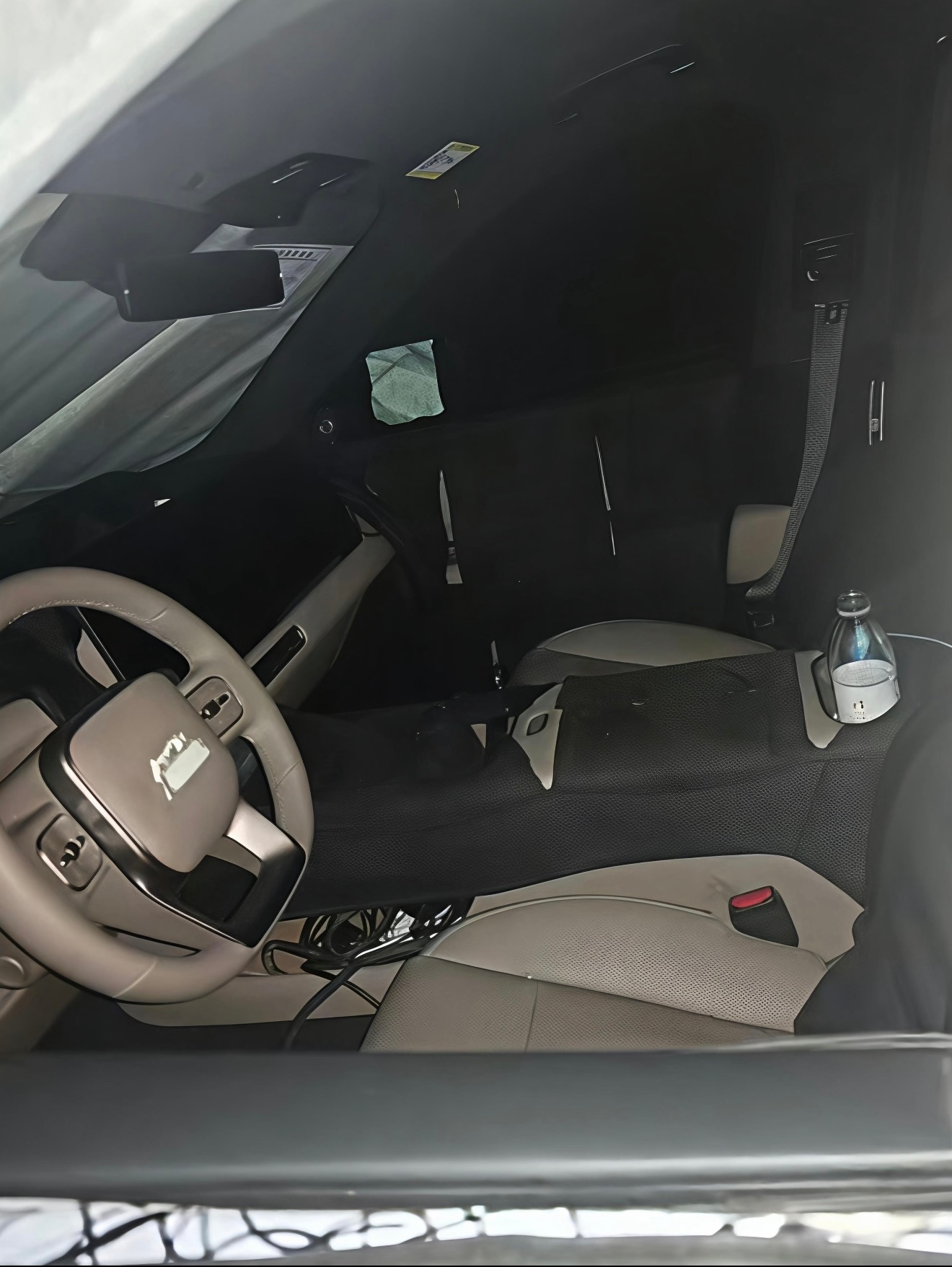 理想全新L9内饰流出了方向盘变化很大，小屏幕取消了，内饰和i系列很接近