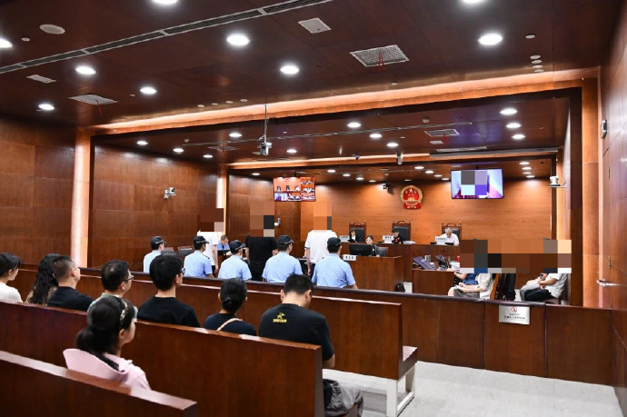 火锅店回收口水油给客人食用5人获刑【成都一火锅店回收口水油熬锅底给客人食用，5人
