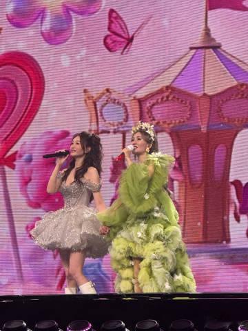 谢娜演唱会的发言谢娜演唱会观众发声 现场的每一个人都沉浸在娜姐的音乐中，每一次的