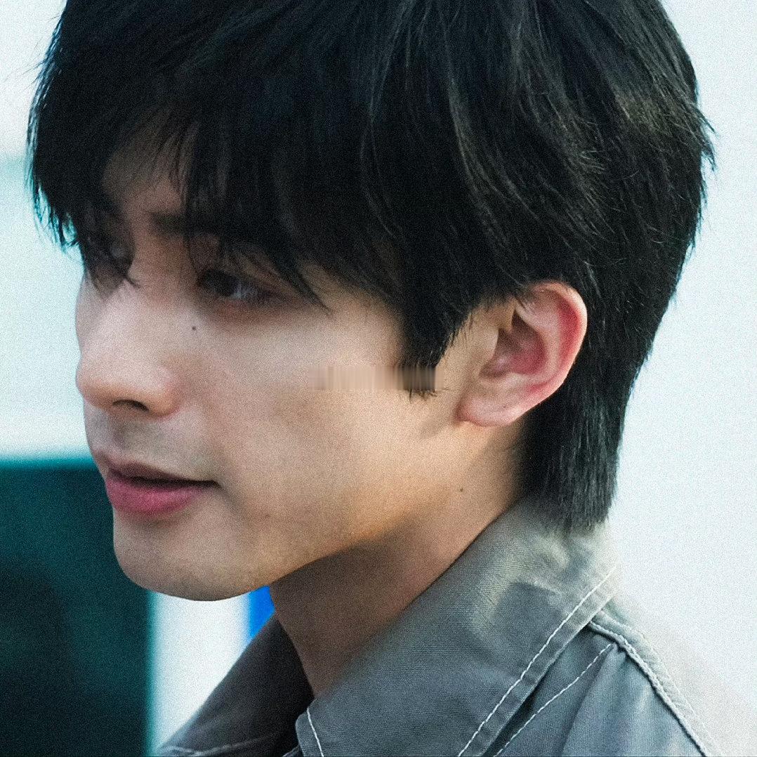 野狗骨头编剧真的很爱宋威龙吧 从外形到气质宋威龙都和陈异高度契合，那种骨子里的倔