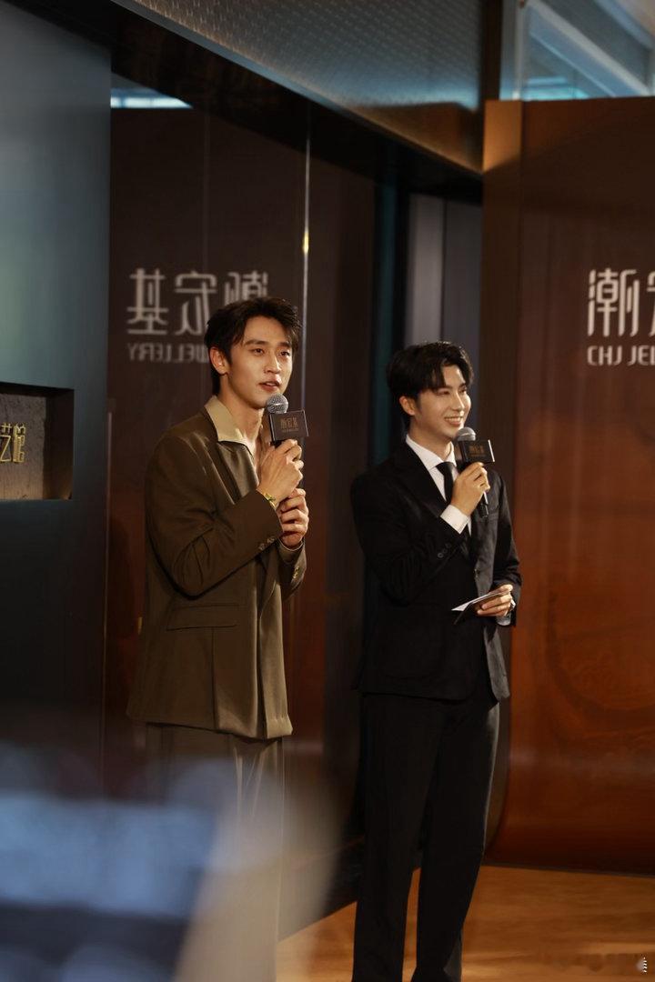 王天辰贵公子老钱风终于明白老钱风的精髓了，看王天辰这套造型就懂。西装剪裁舒服不紧
