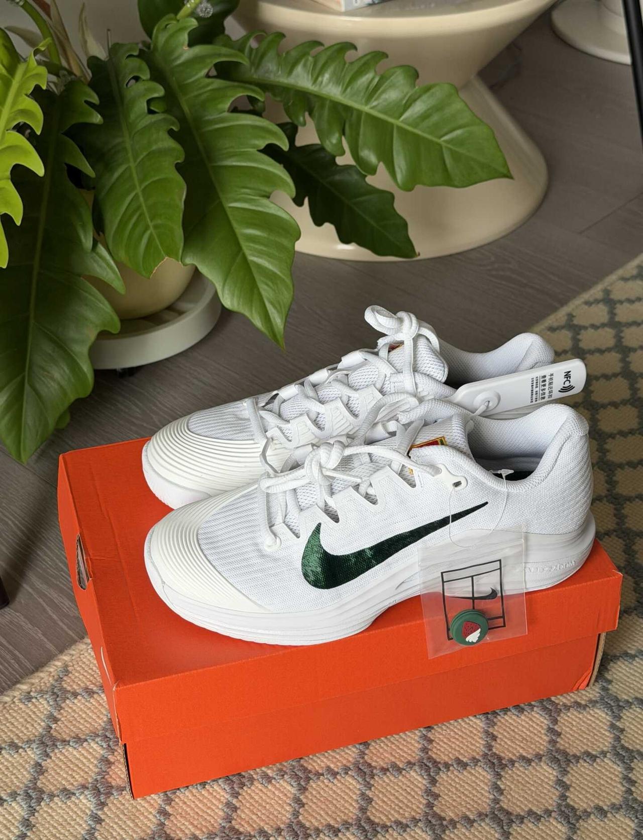 🤣是谁拥有了nike新款温网vapor12网球鞋
是我！
非常甚至过于低调的绿