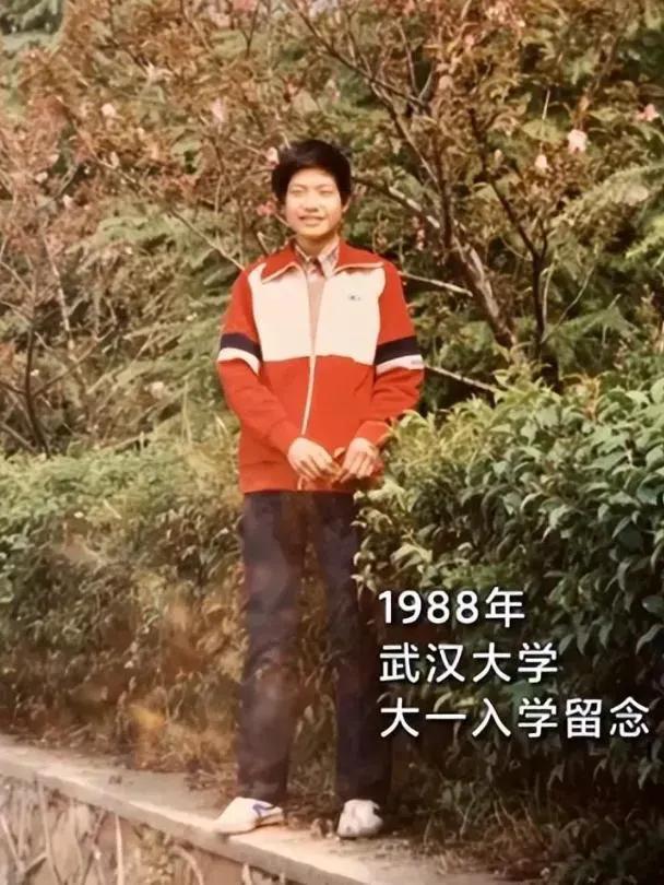 雷军真的不得不让人佩服！

雷军，一个出身普通家庭的孩子，在武汉大学读书时背负着