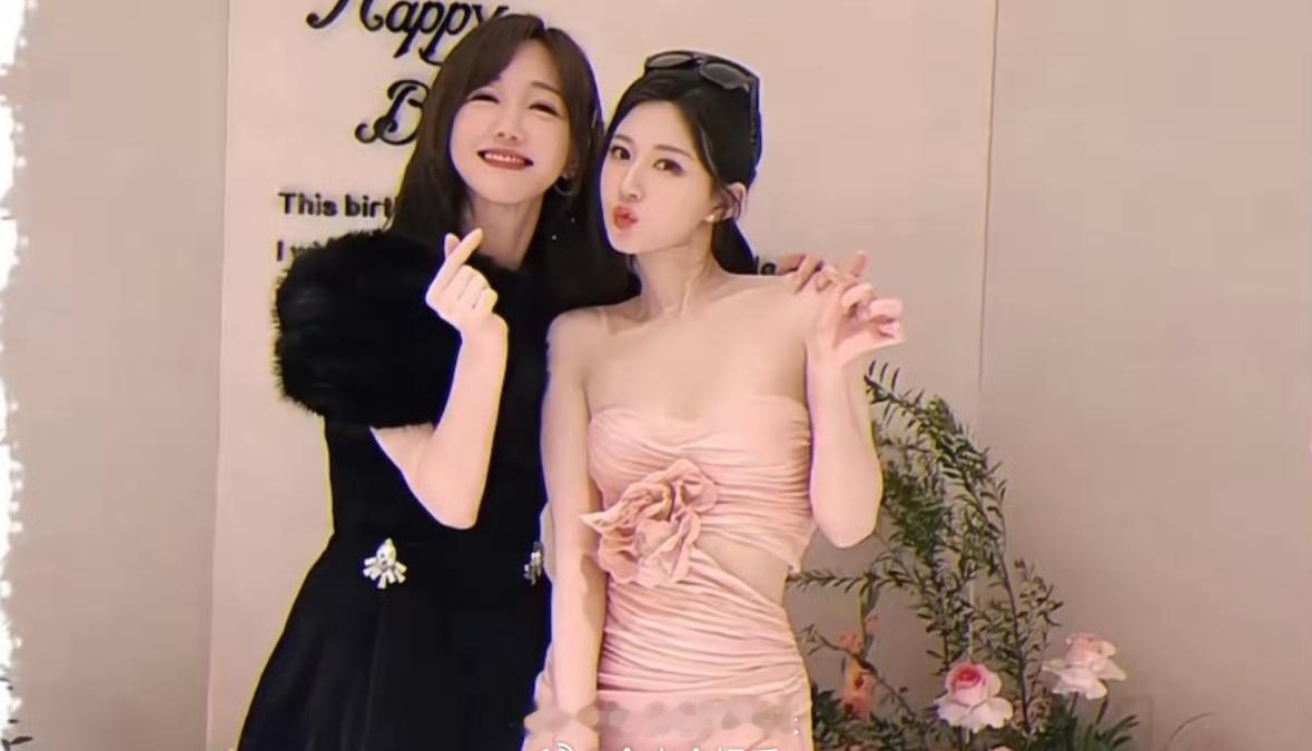 薛佳凝探班赵露思拍戏  最爱美女贴贴 