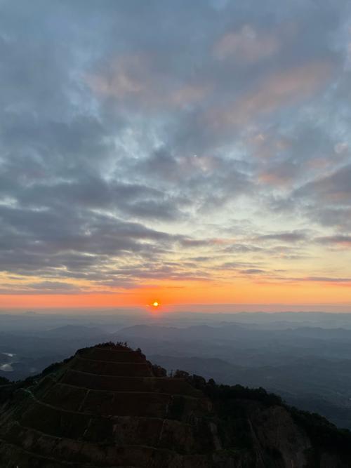 千山迎落日,谁能接住这下半句?
千山迎落日，百鸟宿深林。