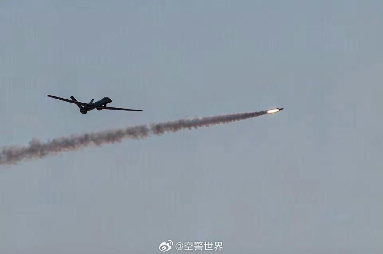 [呲牙] 好照片——彩虹-4 无人机发射空对地导弹。彩虹-4 是航天彩虹研发的中