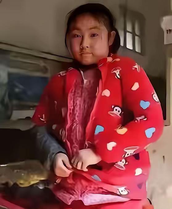 四川一位女孩，6岁的时候，父亲意外去世了。过了3年，母亲又改嫁了，身边唯一的亲人