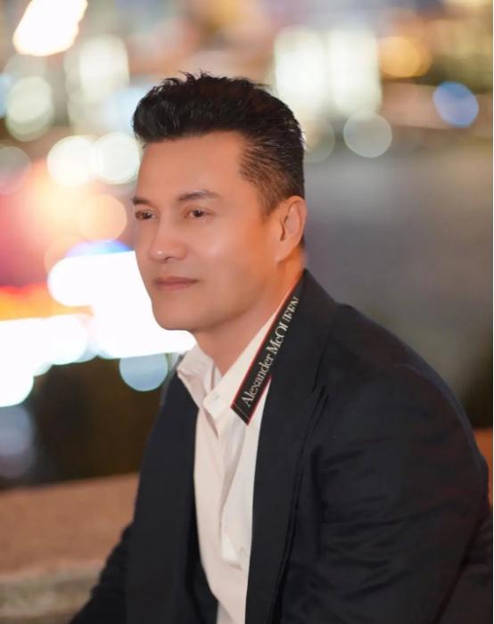 吕良伟70岁看着像40岁，秘诀竟然是20多年不吃晚饭！从2003年开始，他就坚持