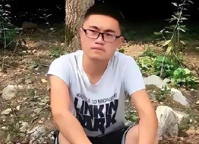 快讯：高考前两天，19岁的陈亮把父亲抱在怀里，父亲就这样走了。殡仪馆走廊里他一坐