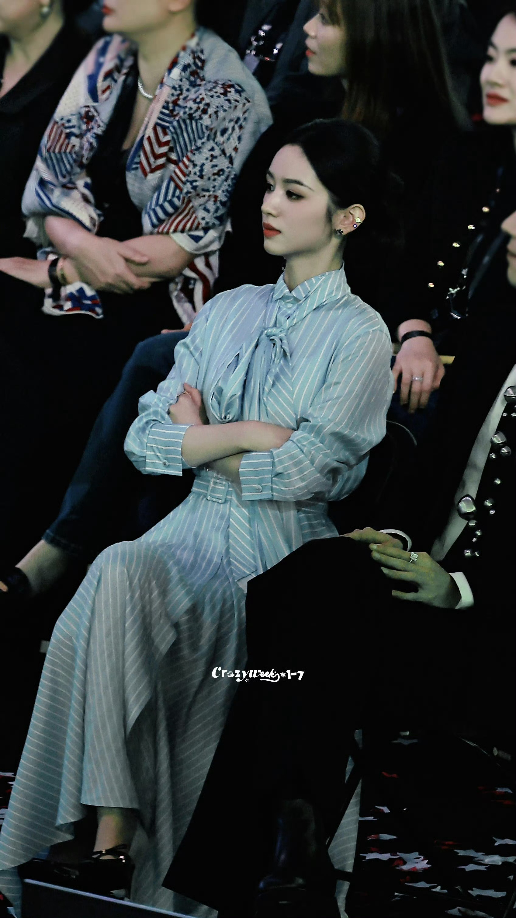 【周也】这套服装完全就是知性姐姐星光大赏内场