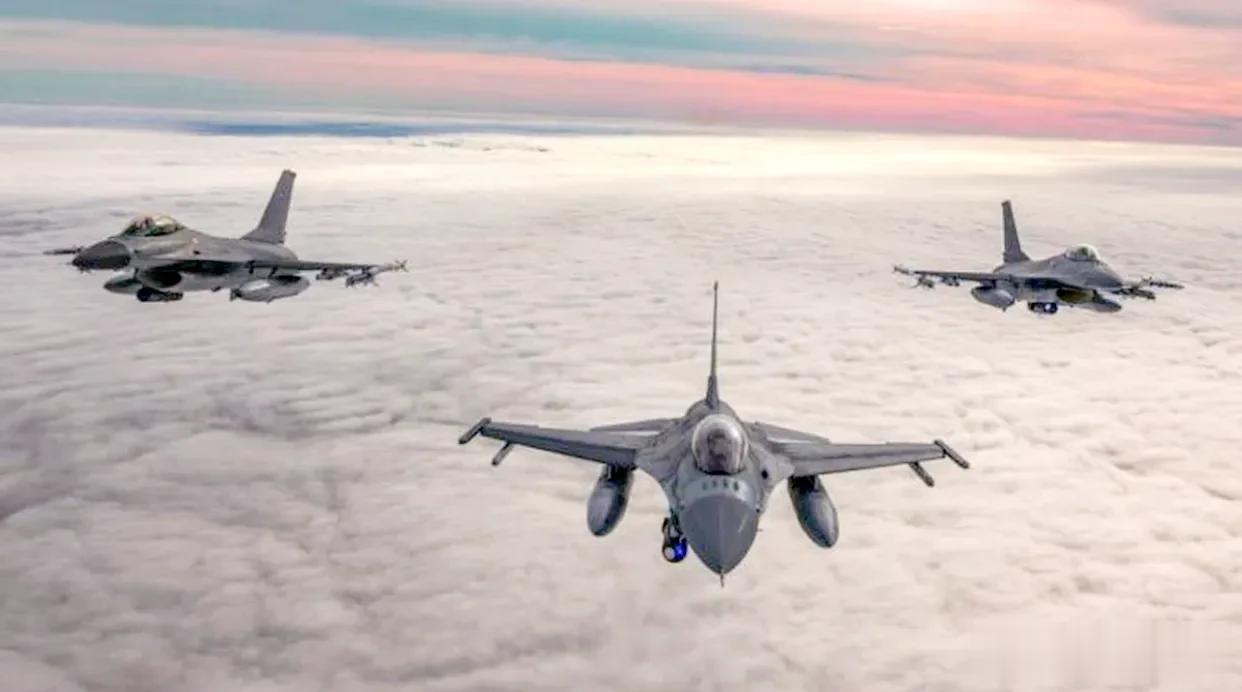 泽连斯基宣布乌克兰飞行员将于2023年8月开始F-16战斗机训练。

泽连斯基在